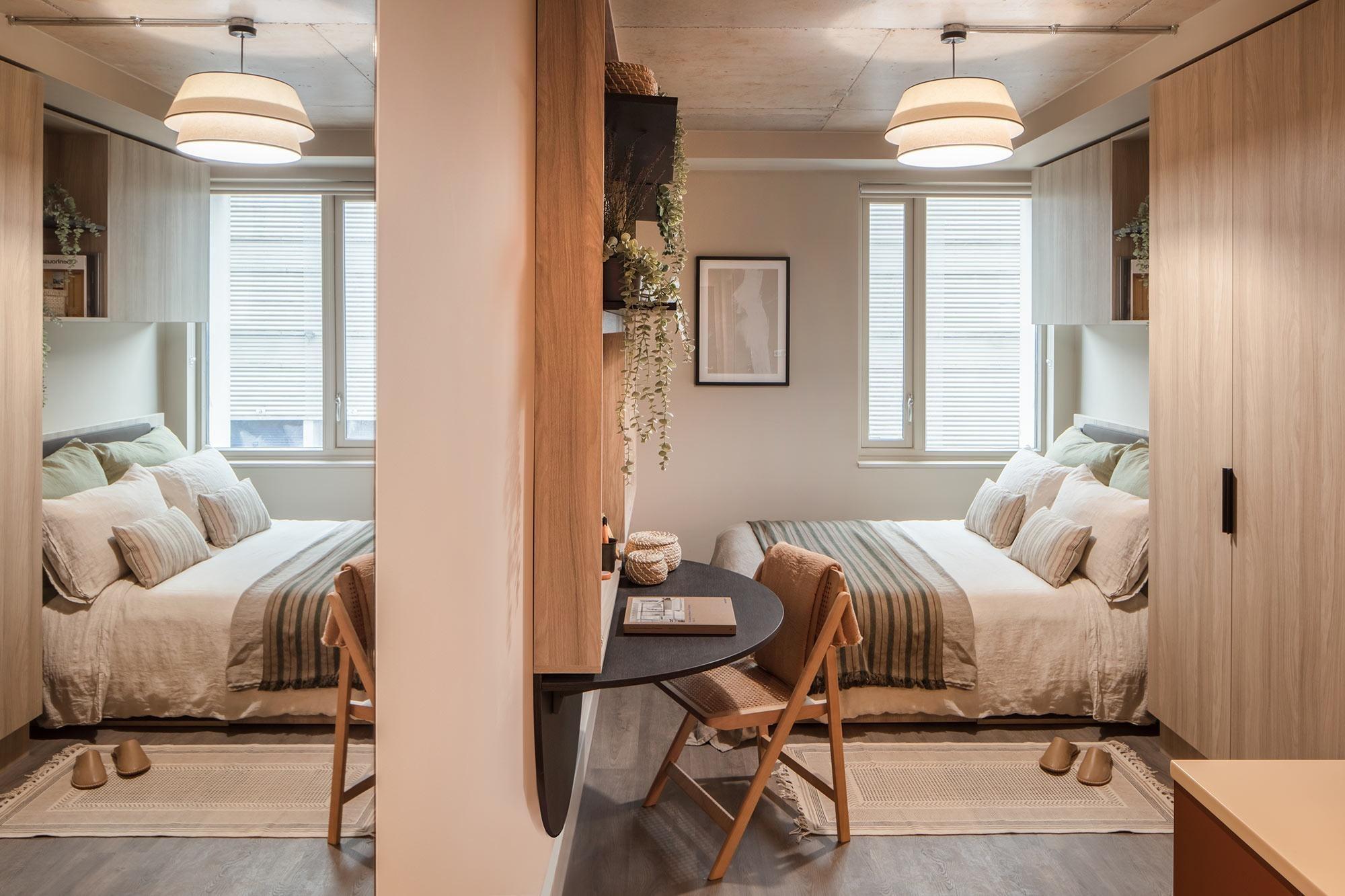 Folk at Florence Dock